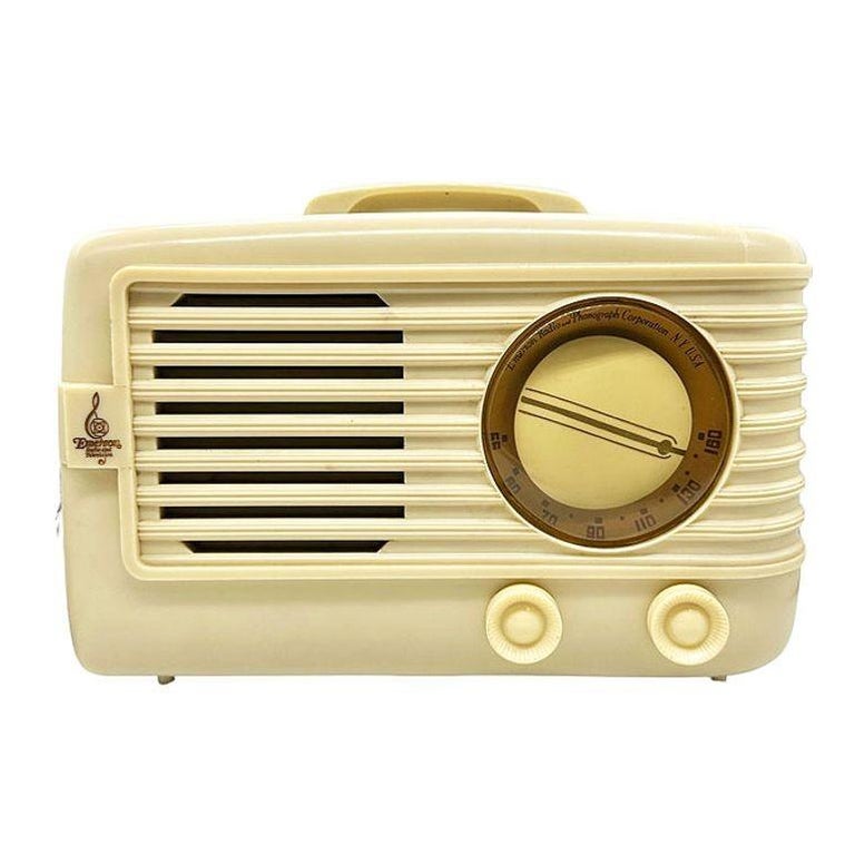 Mid-century 1949 Carrara Ivory Emerson Model 581 Plaskon Vacuum Tube AM Radio