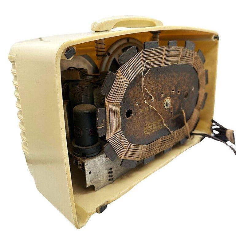 Mid-century 1949 Carrara Ivory Emerson Model 581 Plaskon Vacuum Tube AM Radio