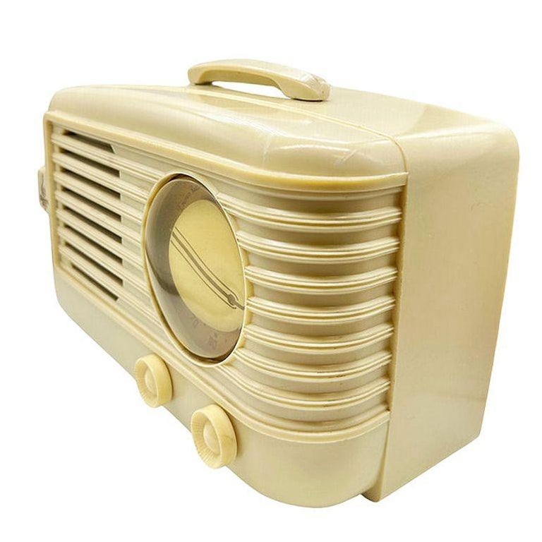Mid-century 1949 Carrara Ivory Emerson Model 581 Plaskon Vacuum Tube AM Radio