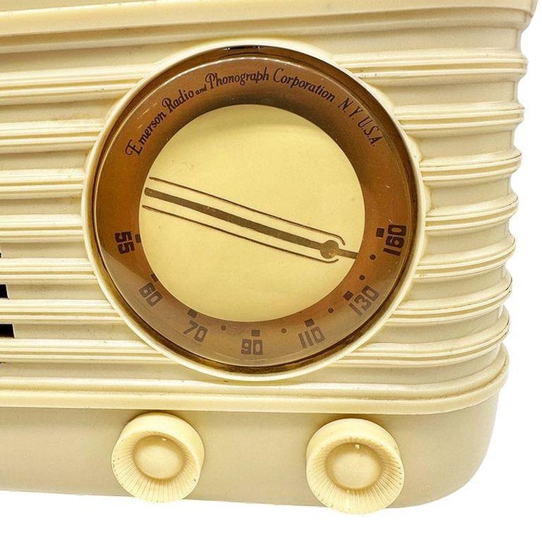 Mid-century 1949 Carrara Ivory Emerson Model 581 Plaskon Vacuum Tube AM Radio